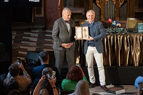 Dan Brown